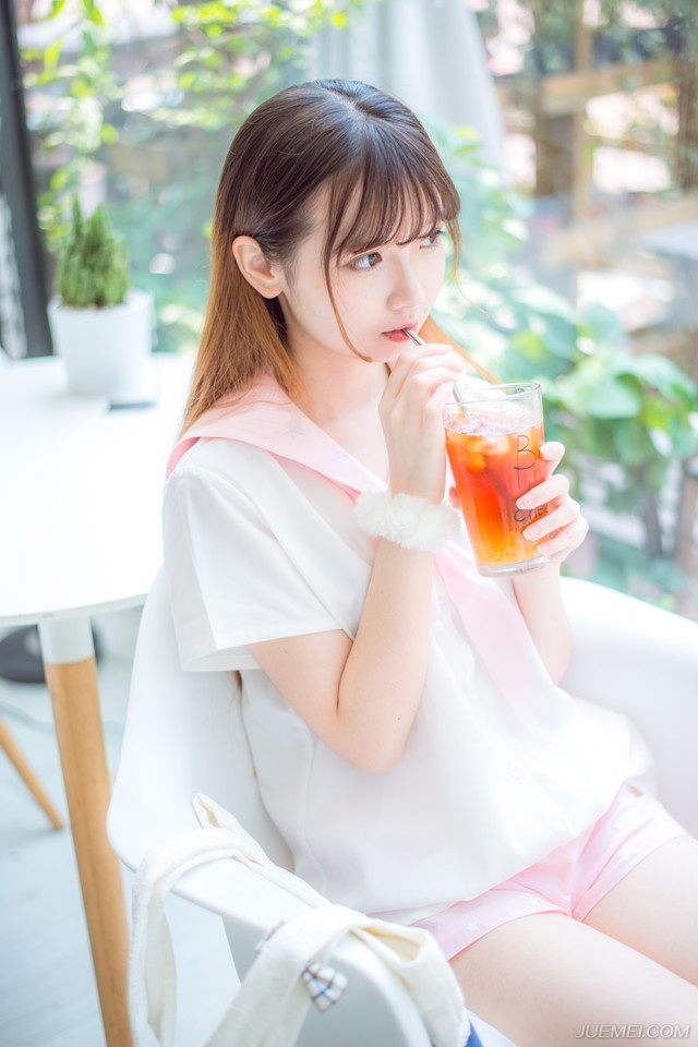“不成功，便成仁。”吕布默默地点了点头，看了贾诩一眼，叹了口气：“虽然无法认同，至少我们做不到，但这种人，的确让人敬佩，传我命令，让礼部在周瑜葬礼之上，送一份礼物过去，表达一下我军对周瑜的敬意。”